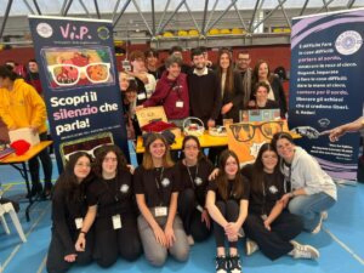 Ente Nazionale Sordi - Gli "Sbullonati" del Liceo Classico di Latina in rappresentanza all'Università degli Studi di Salerno per la Lego League Italia -