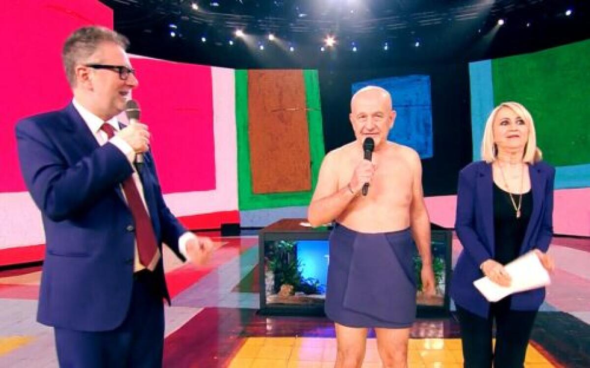 Docente nudo a "Che Tempo Che Fa" mentre la scuola lo aspetta ma risulta in malattia -