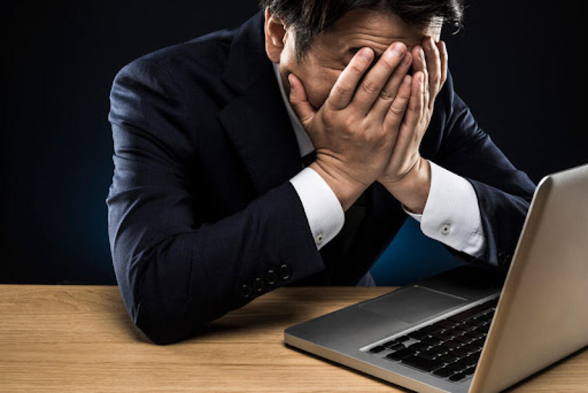 Concorso dirigenti scolastici: arrivano i quadri di riferimento della preselettiva un giorno e mezzo prima dell’ esame. Si profila una nuova valanga di ricorsi? - Discouraged businessman looking at computer