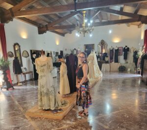 nella foto la senatrice Bucalo ospite presso il Museo del Costume e della Moda Siciliana