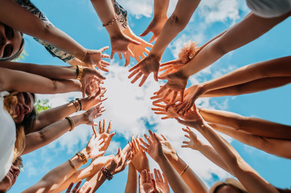 Concorso IRC: Anief richiede chiarimenti e proroga dei termini al Ministero dell'Istruzione - hands form a circle