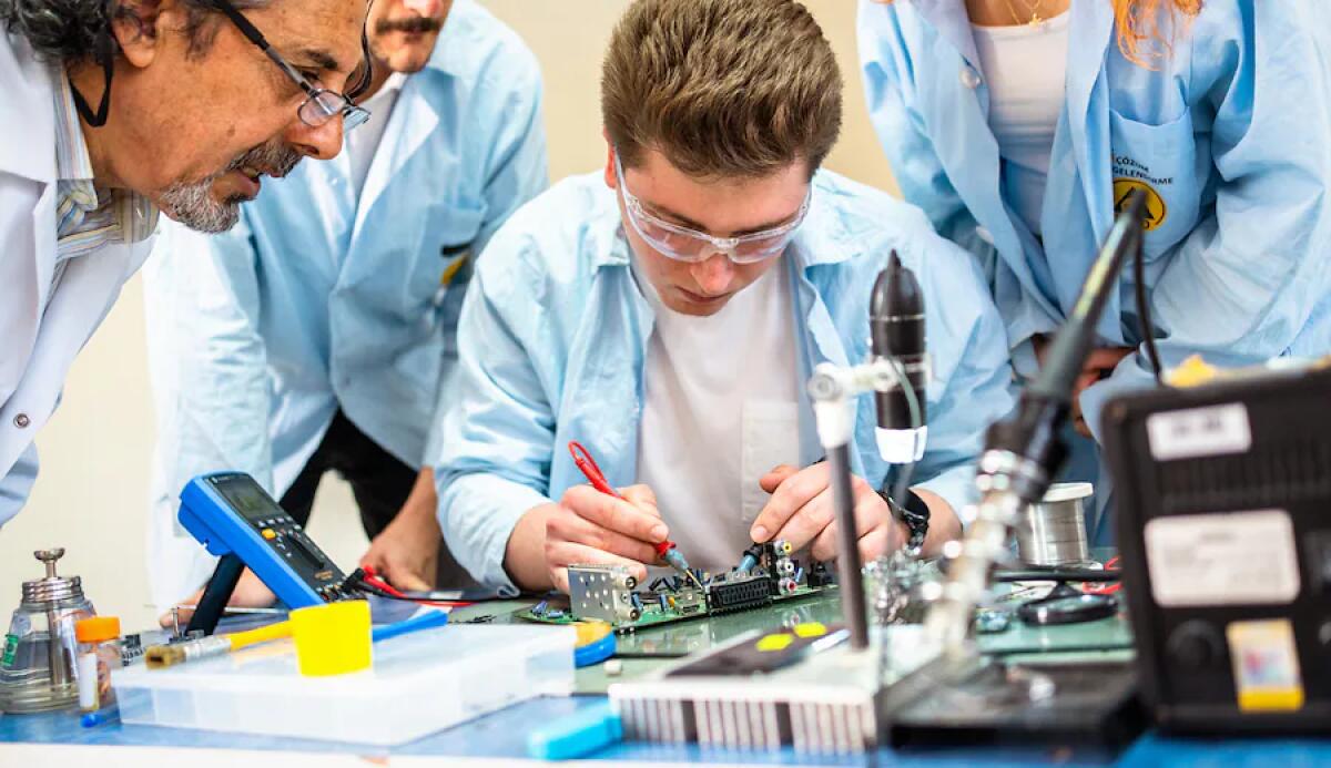 La riforma degli istituti tecnici e professionali è legge. Polemica sul termine "addestramento" -