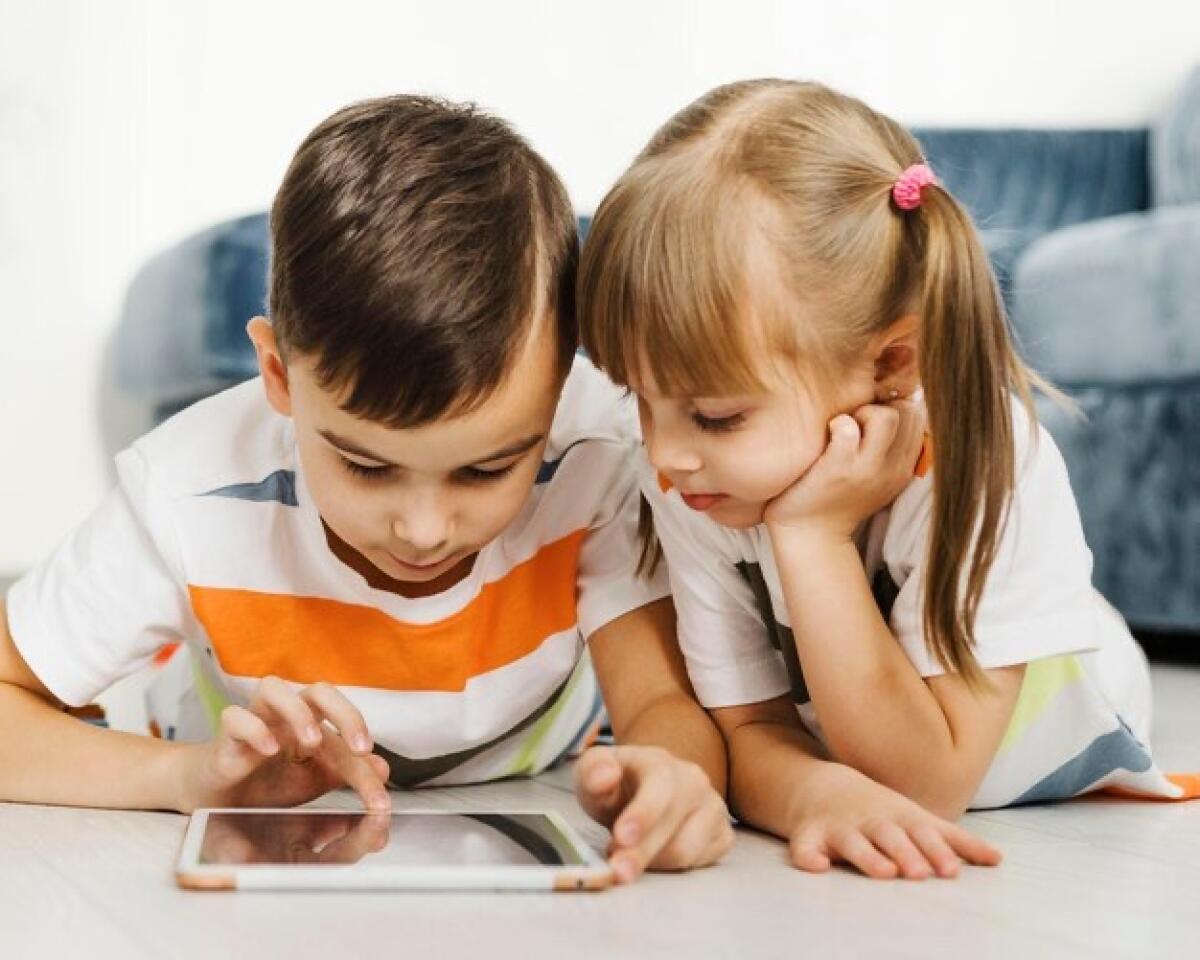 Stop agli Smartphone e ritorno al diario cartaceo a Scuola: La nuova direttiva di Valditara -
