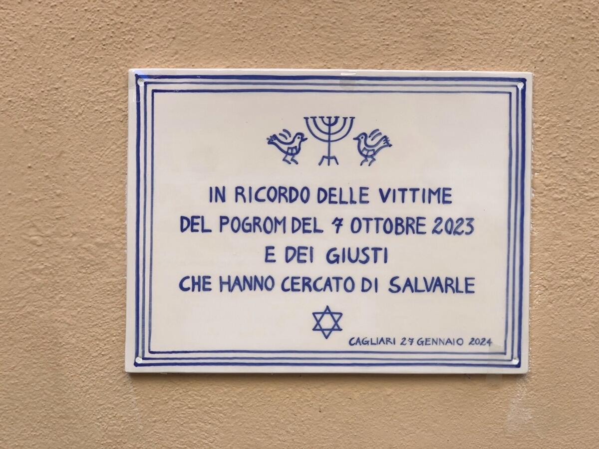 A Cagliari coperta la targa dedicata ai giusti che salvarono vite umane durante il massacro del 7 ottobre 2023 - l'Associazione Chenàbura denuncia l'atto antisemita - 