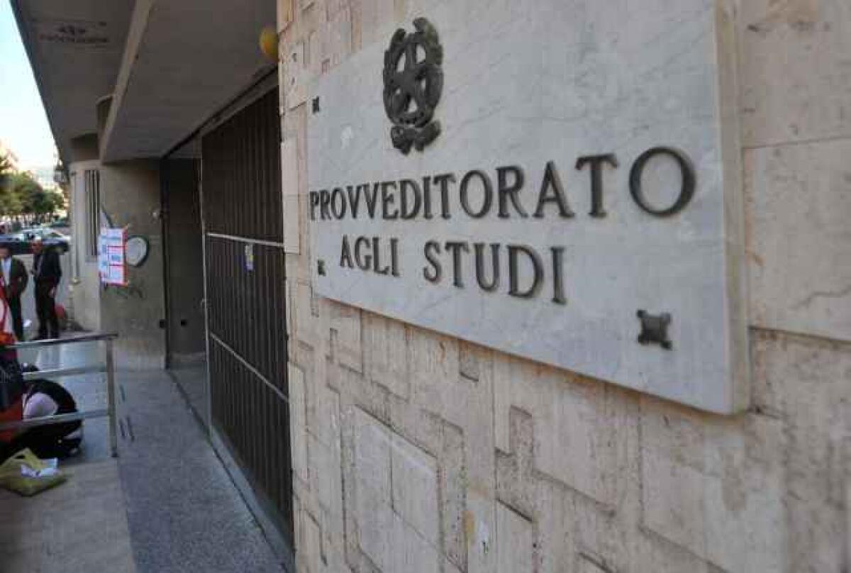 Assegnazioni Provvisorie interprovinciali: con la A046 impossibile anche con precedenza - 20100915 - CRONACA I CASERTA - Protesta ex dipendenti ata e studenti fuori al provveditorato in via Ceccano - FOTO ©FELICE DE MARTINO/AG. FRATTARI