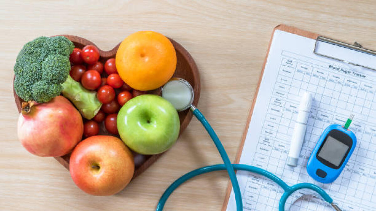 SBC: insegnanti Svizzeri e Italiani un confronto impossibile - Diabetes monitor, Cholesterol diet and healthy food eating nutritional concept with clean fruits in nutritionist's heart dish and patient's blood sugar control record with diabetic measuring tool kit