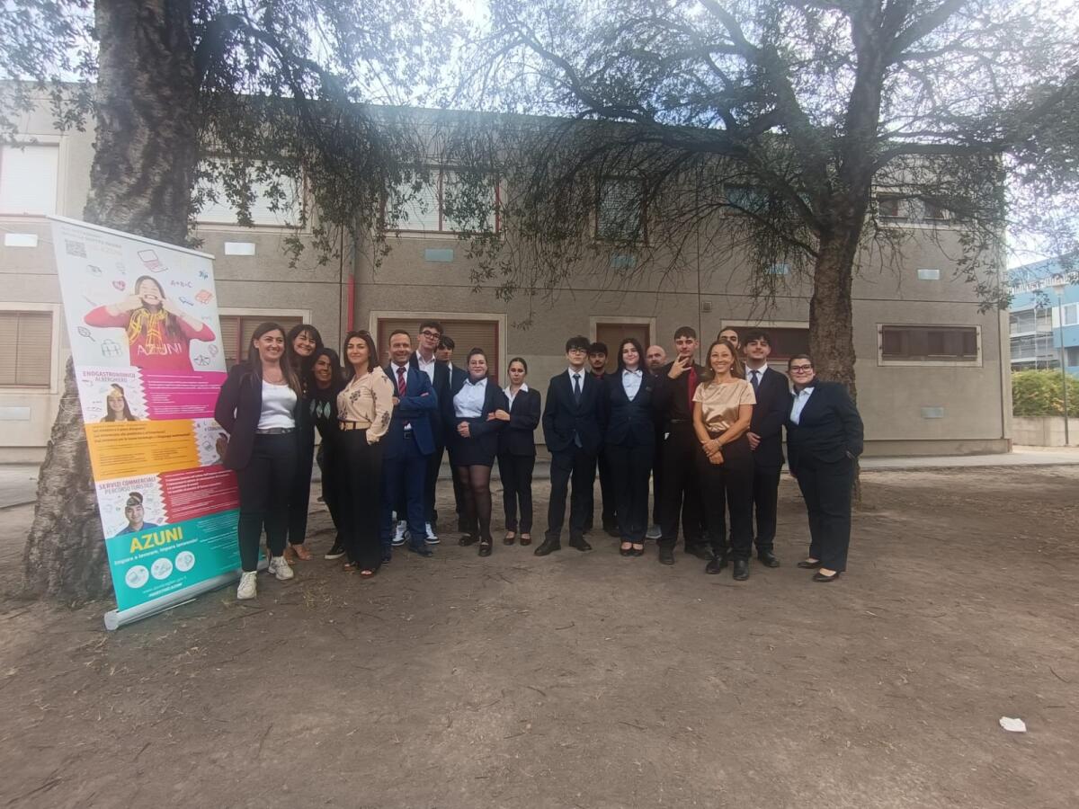 "Tutti a scuola": Accoglienza delle delegazioni di docenti, alunni e dirigenti per l'inaugurazione a.s. 2024/25 presso l'I.I.S. Azuni di Cagliari - 