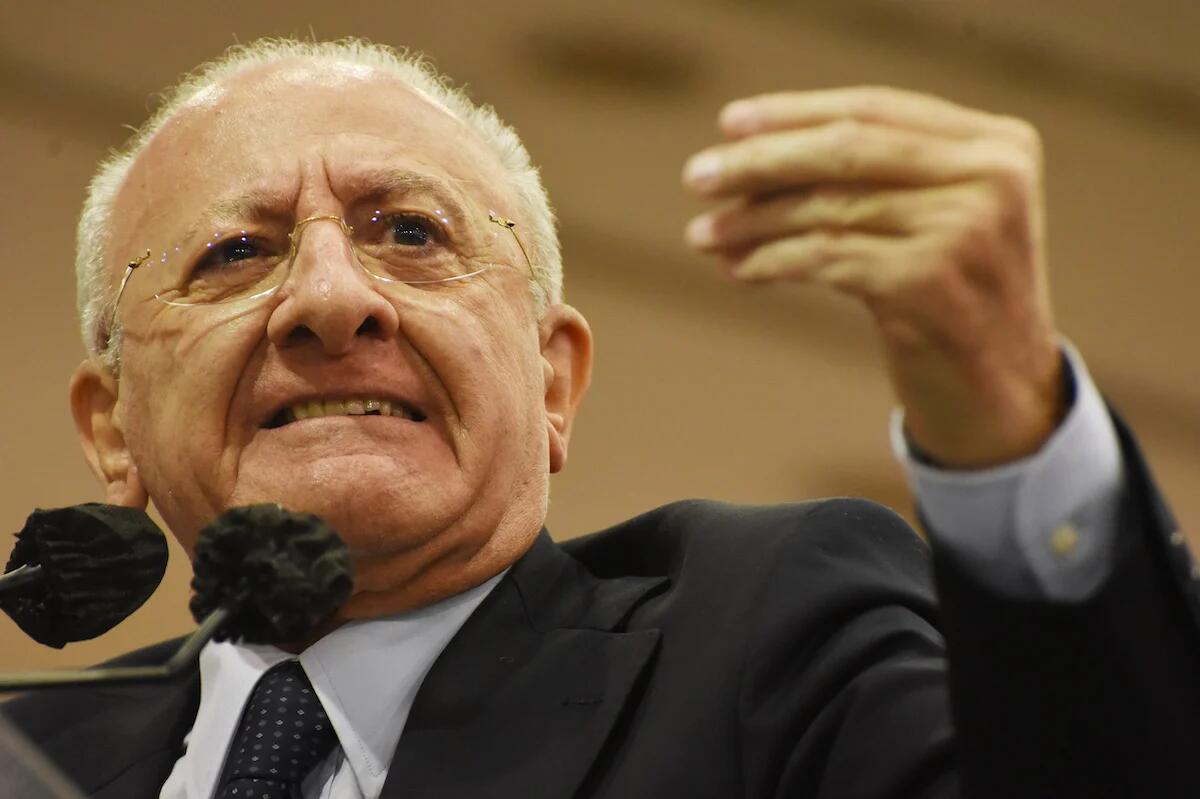 Dimensionamento scolastico 2025/26: De Luca risparmia Salerno. 29 accorpamenti tra Napoli e Caserta -