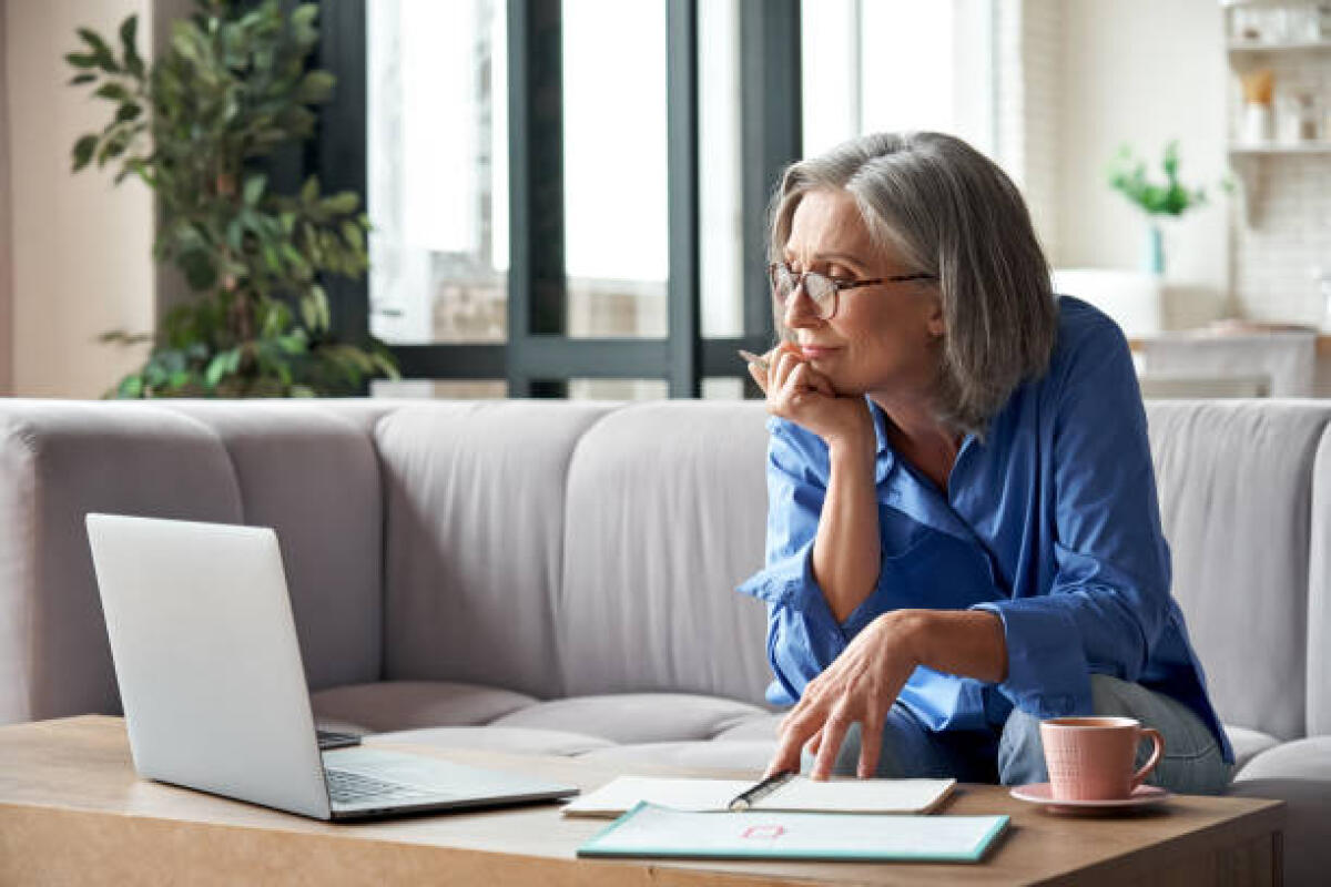 Riunioni, collegi docenti e consigli di classe: si possono svolgere online, lo dice il Ccnl 2019-21 in vigore - Senior mature older woman watching business training, online webinar on laptop computer remote working or social distance learning from home. 60s businesswoman video conference calling in virtual chat
