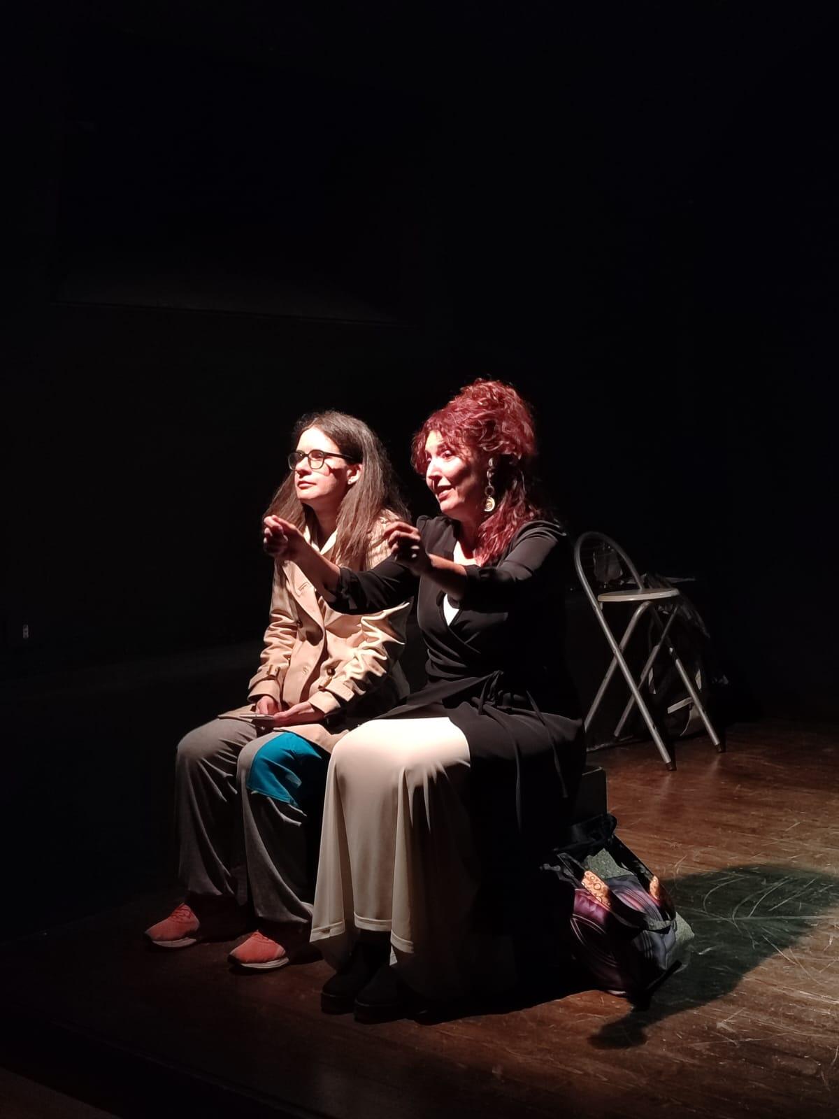 Il teatro entra a scuola con “Come dentro un film” Una commedia divertente ed ironica per spiegare l’autismo e il vero senso dell’inclusione -