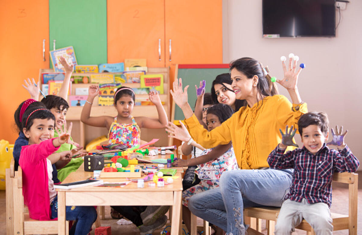 ASILI NIDO. Manzi, governo conferma taglio obiettivo 33%, riduzione investimenti - Teacher with preschool students having fun while finger painting at class