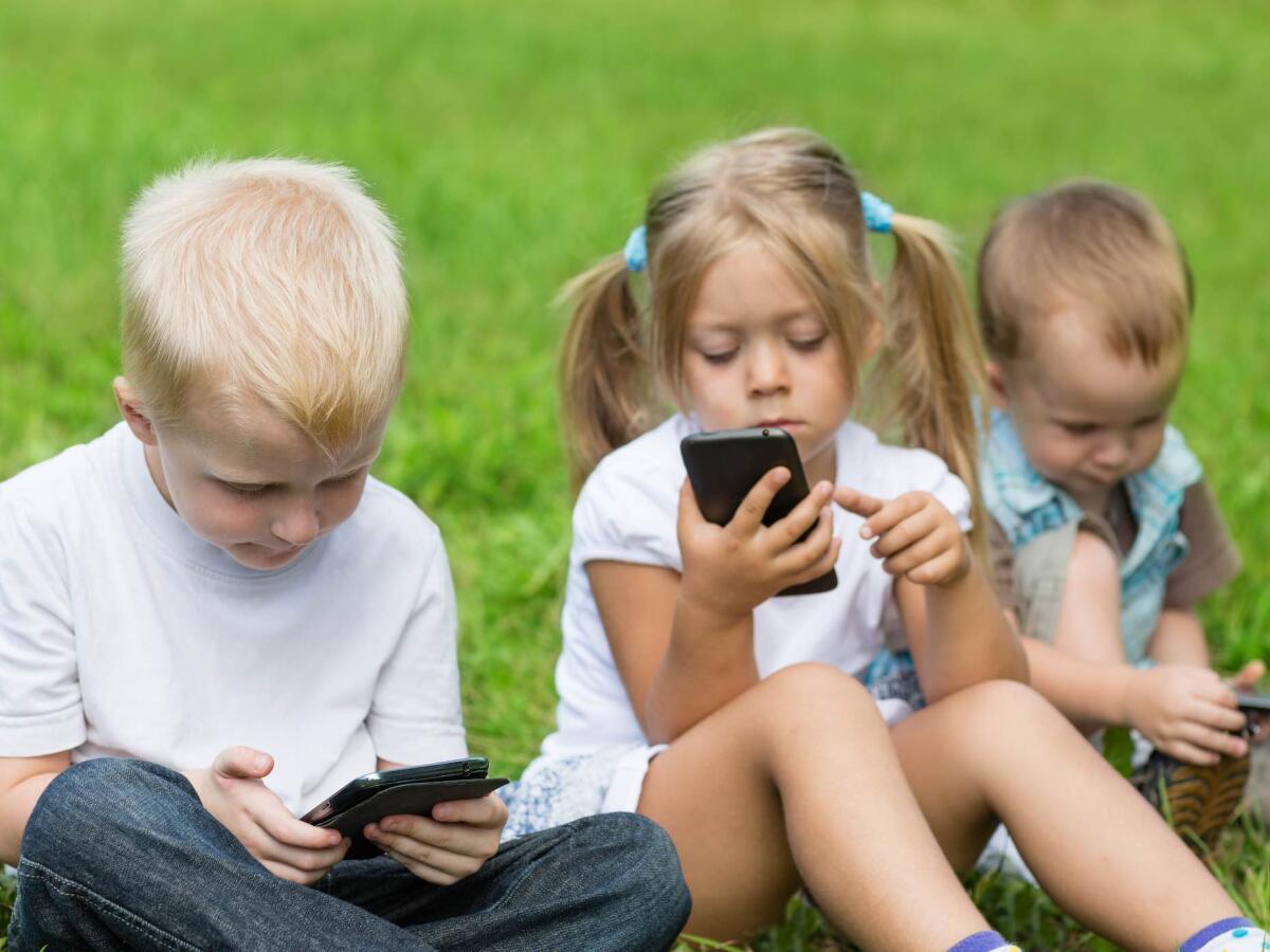 Regolamentare l'uso dei social media per i minori: l'Italia guarda all'esempio australiano -