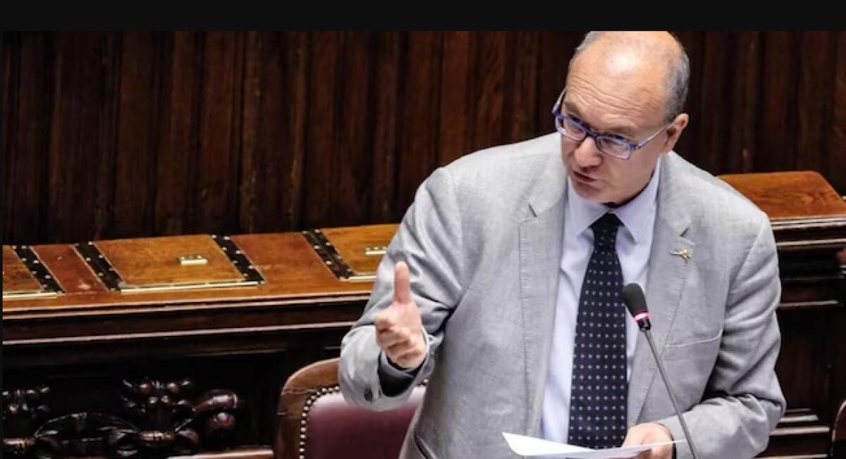 Valditara firma il decreto: 12,8 milioni per l'integrazione linguistica degli studenti stranieri - 