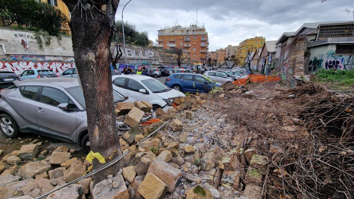 Stazione Tuscolana, crolla muro per incuria. Adesso basta -