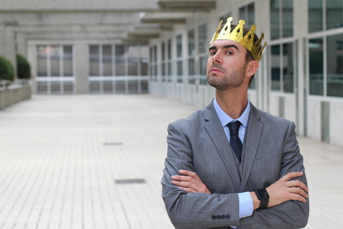 SBC i docenti nelle scuole si fanno servi e lavorano anche gratis - Arrogant businessman with a crown in office space.