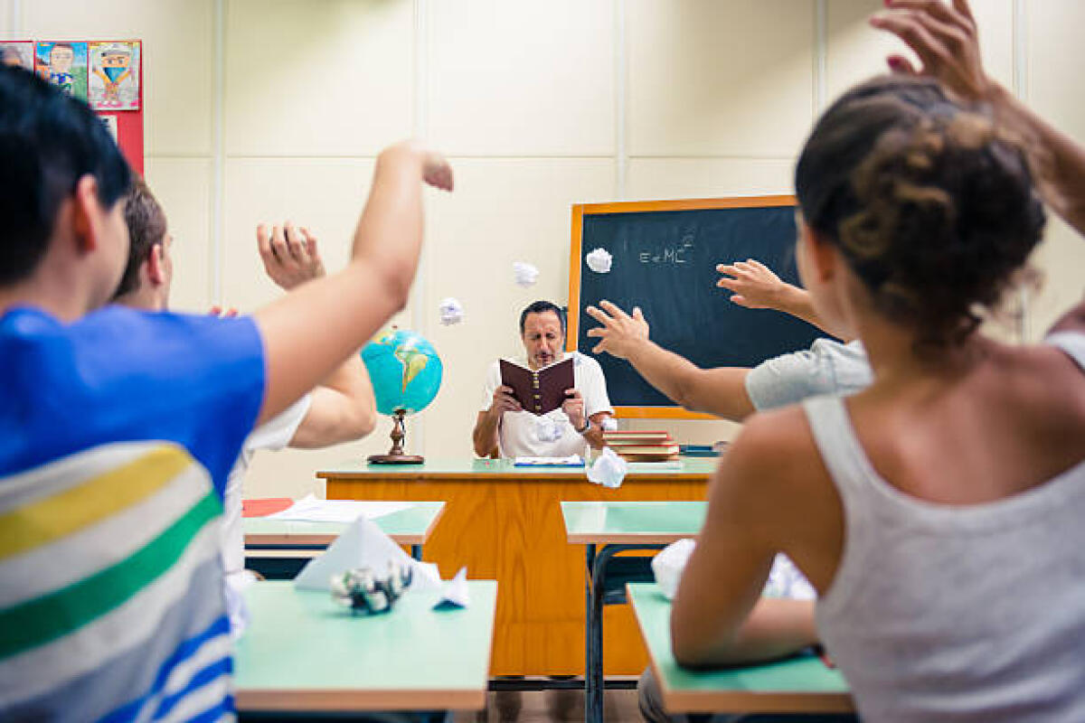 La democrazia può contrastare la violenza anche nella scuola? - Battle of students in classroom
