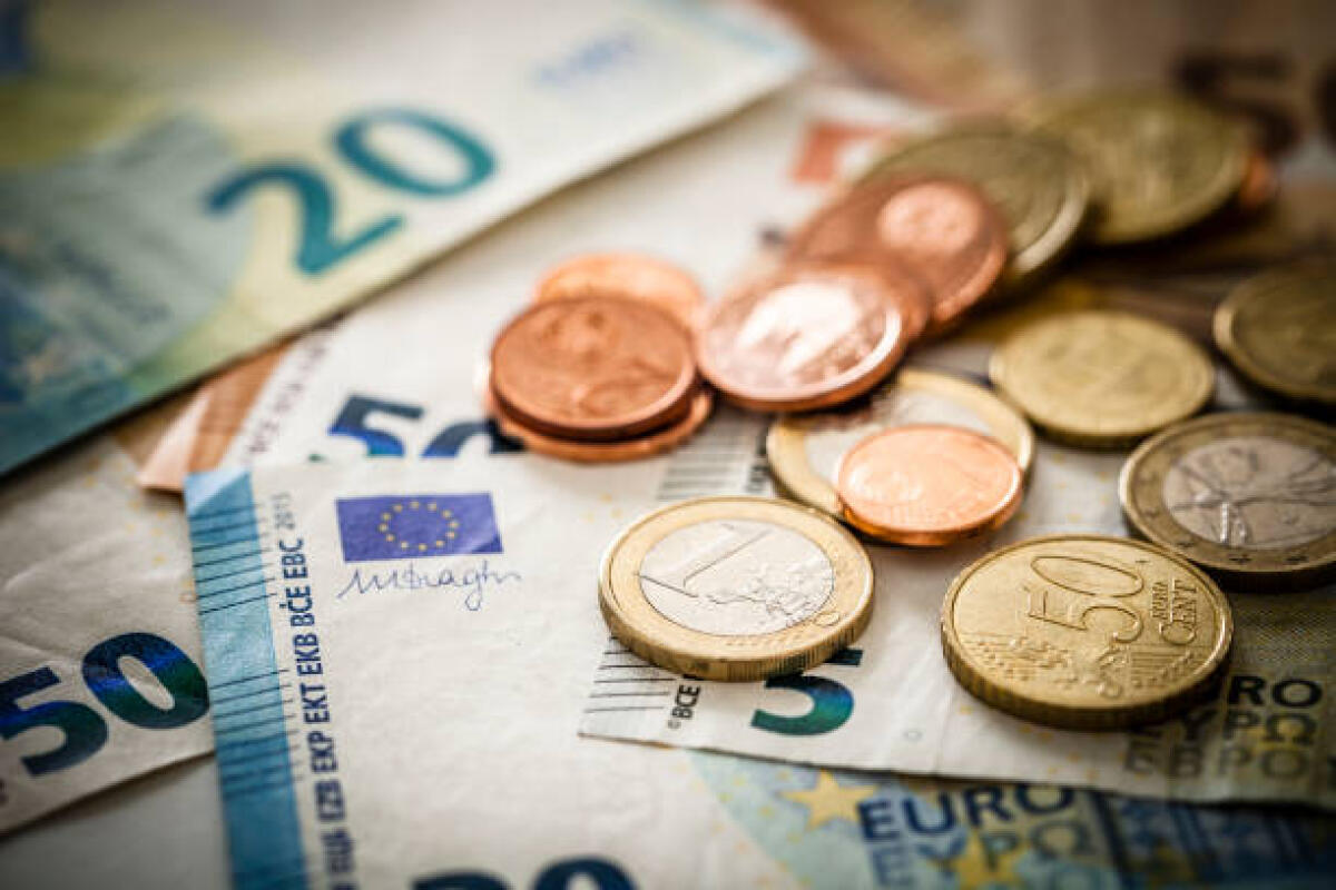 Supplenti “brevi” non pagati da ottobre, NoiPa promette che tutti gli arretrati arriveranno la prossima settimana. Anief: le nostre pressioni sono servite, ma rimaniamo alla finestra - Close up view of European Union banknotes and coins. Selective focus on the one Euro coin. DSRL studio photo taken with Canon EOS 5D Mk II and Canon EF 100mm f/2.8L Macro IS USM.
