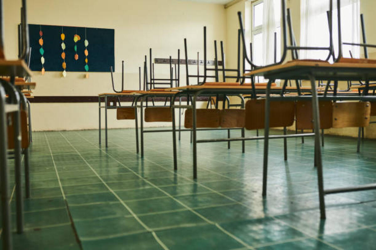 Scuola aperta e maltempo: come comportarsi quando è impossibile recarsi al lavoro? - Empty classroom with chairs on the table during COVID-19 pandemic
