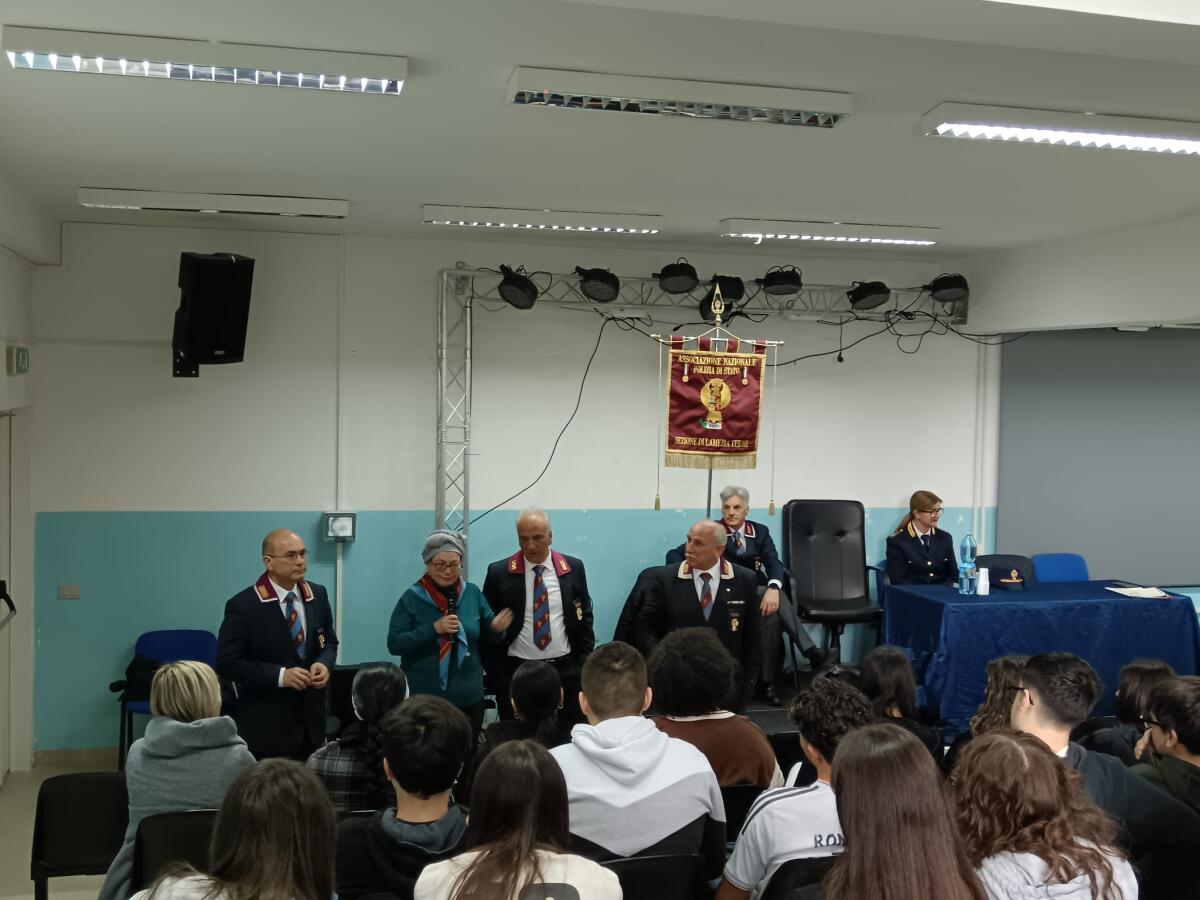 Polizia di Stato e Anps incontrano gli studenti della scuola media Manzoni su “Le conseguenze dell’uso di sostanze alcoliche e stupefacenti” - 