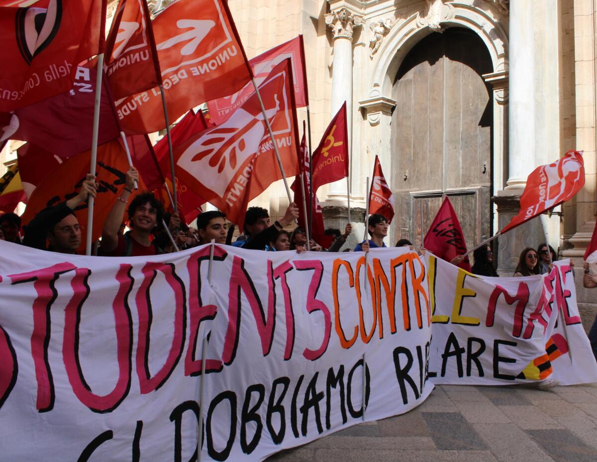 Valditara vieta simboli neutri nelle circolari, gli studenti replicano: "Propaganda, si occupi dei problemi veri della scuola" -