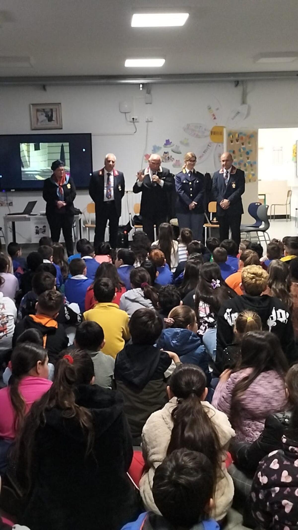 Il rispetto delle regole al centro dell’incontro promosso dalla Polizia di Stato e Anps   con gli alunni della scuola Primaria    - 
