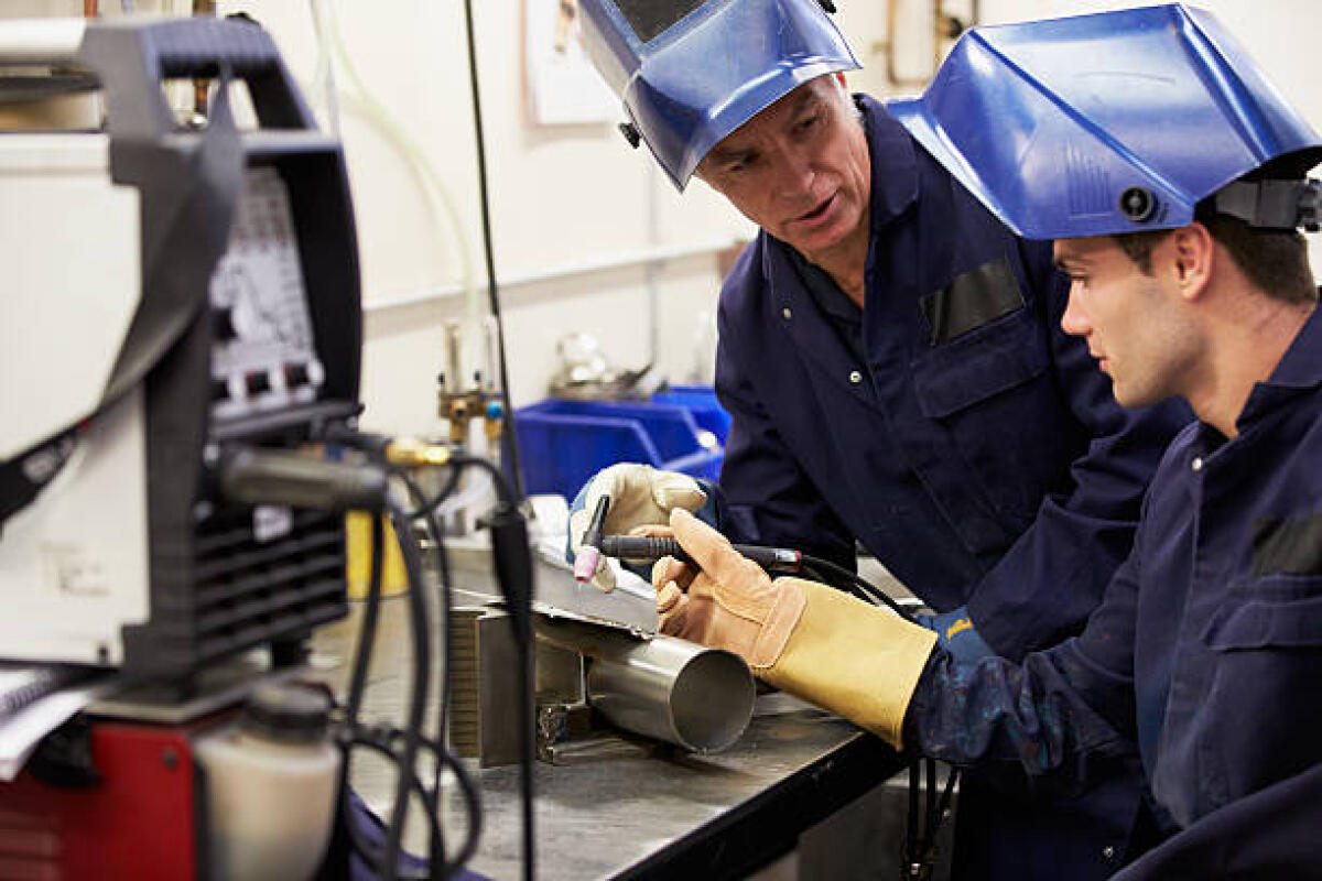 Iniziative per la Giornata mondiale della Sicurezza e della Salute sul Lavoro 2025 - Engineer Teaching Apprentice To Use TIG Welding Machine At Work