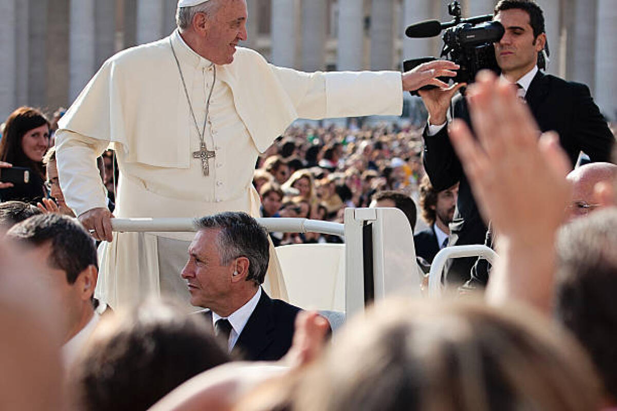 L’educazione secondo Papa Francesco: Un luogo di incontro e crescita - Vatican City State - October 30, 2013: Pope Francis I on the popemobile blesses the faithful crowd in St. Peter's Square in Vatican.