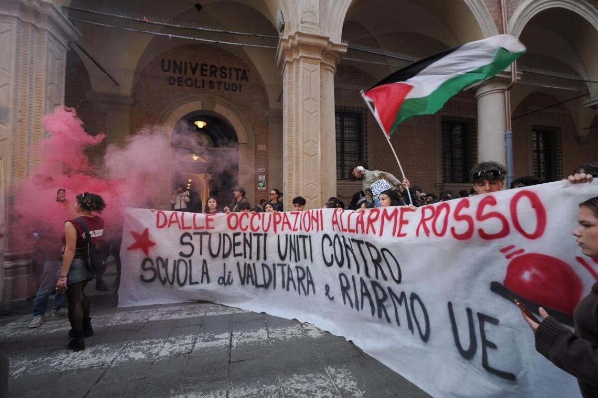 Genova, polemiche al corteo studentesco: lanci contro i poster di Meloni e ministri. Frassinetti: “Violenza sterile, non ci fermerà” -