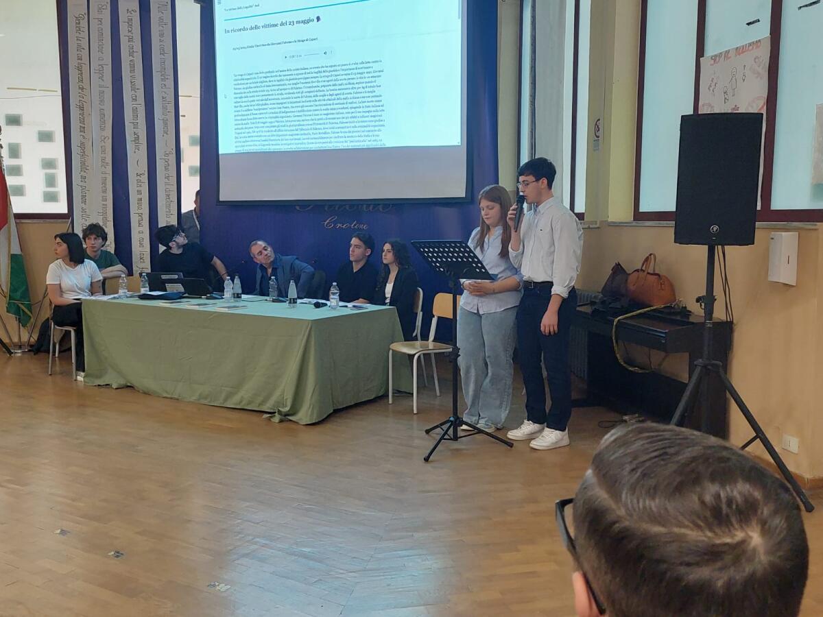 Legalità e coscienza civile: Luigi De Magistris incontra gli studenti del Liceo Filolao per un dialogo sui poteri occulti e la memoria delle vittime di mafia -