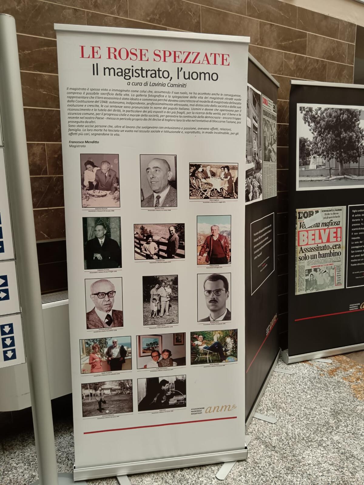 Giornata ricca di emozioni e riflessioni per gli alunni in visita alla mostra “Gli invisibili: volti, nomi e storie di chi è stato ammazzato dalla mafia e dall’indifferenza” -
