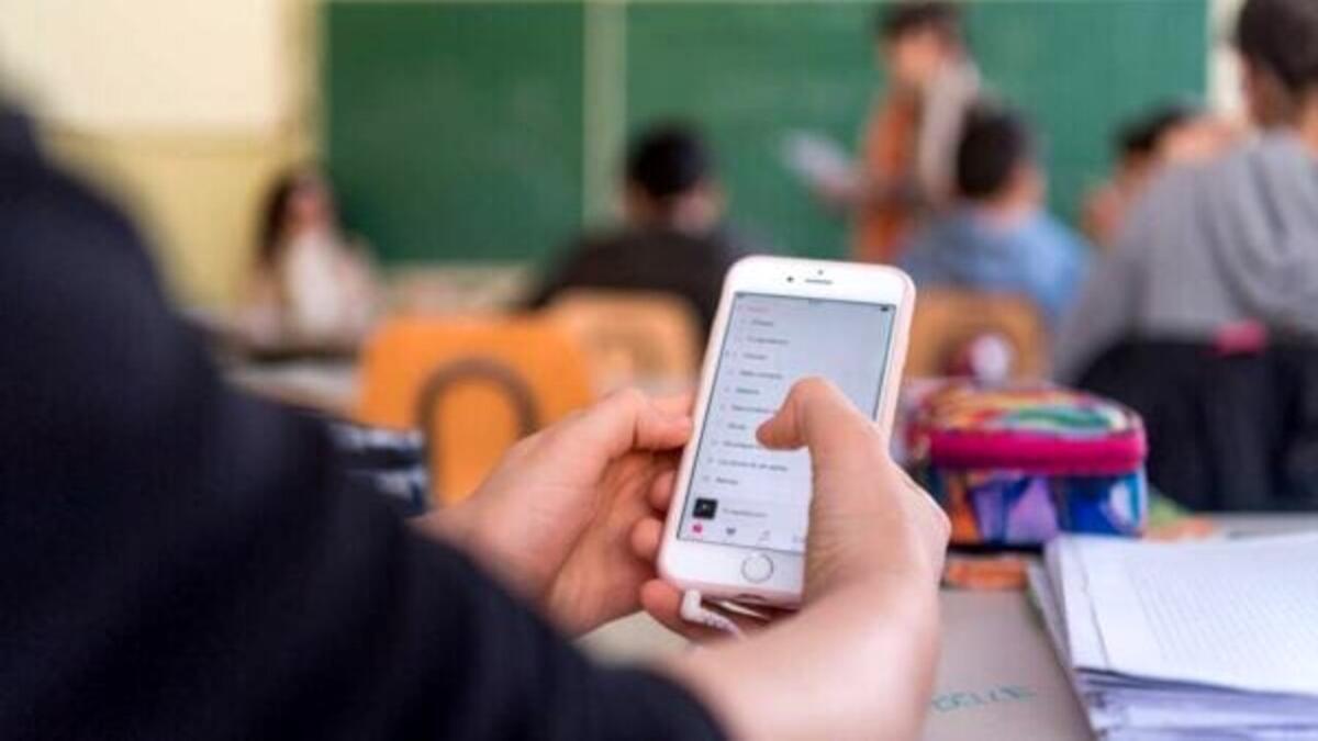 Più di 500 circolari l’anno, 3 al giorno: la scuola annega nella burocrazia e per i docenti lo stress aumenta - SONDAGGIO -