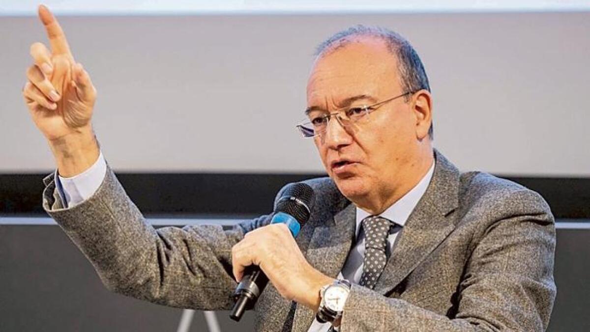 Stop ai cellulari alle superiori e più autorevolezza dei genitori nei confronti dei figli: Valditara lancia la svolta educativa -