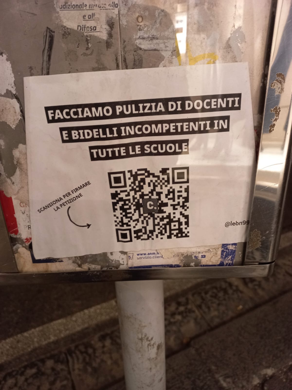 “Prof e bidelli sotto accusa: la scuola italiana tra protesta studentesca e crisi di fiducia“ -