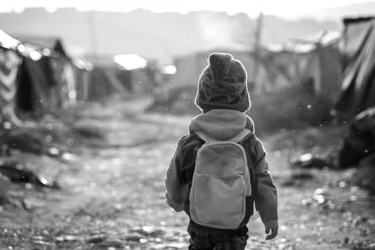 La riflessione: la bellezza dei gesti quotidiani, ciò che sfugge al nostro sguardo: una madre e un bambino - 