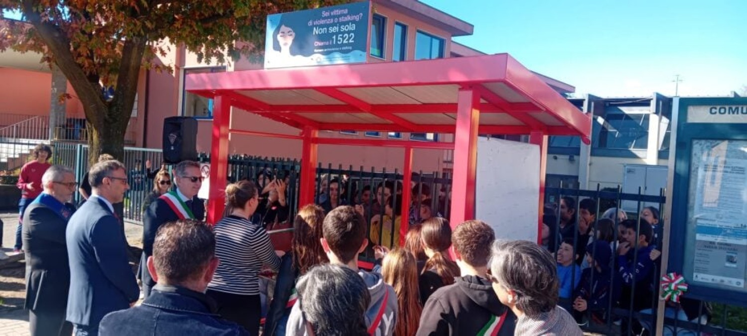 Cocquio Trevisago si tinge di rosso passione: inaugurata la prima pensilina 1522 della Lombardia in memoria di Rita Borsellino - 