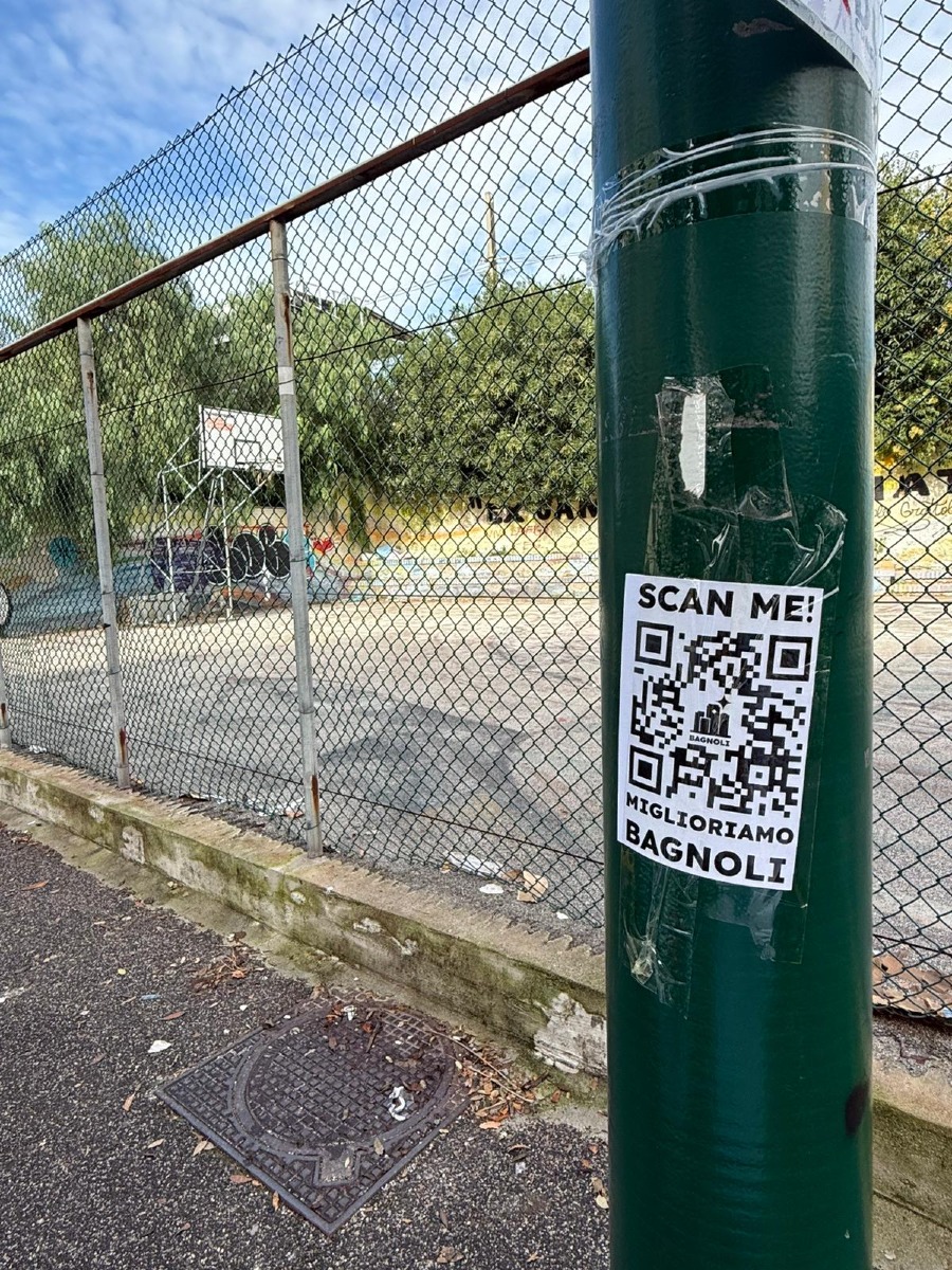 QR code presso un'area verde attrezzata di campetti sportivi