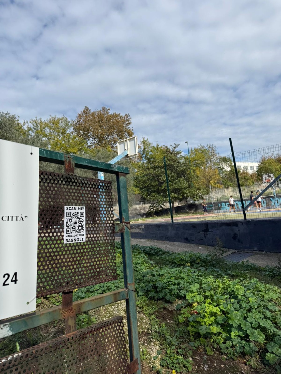 QR code presso un'area verde attrezzata di campetti sportivi