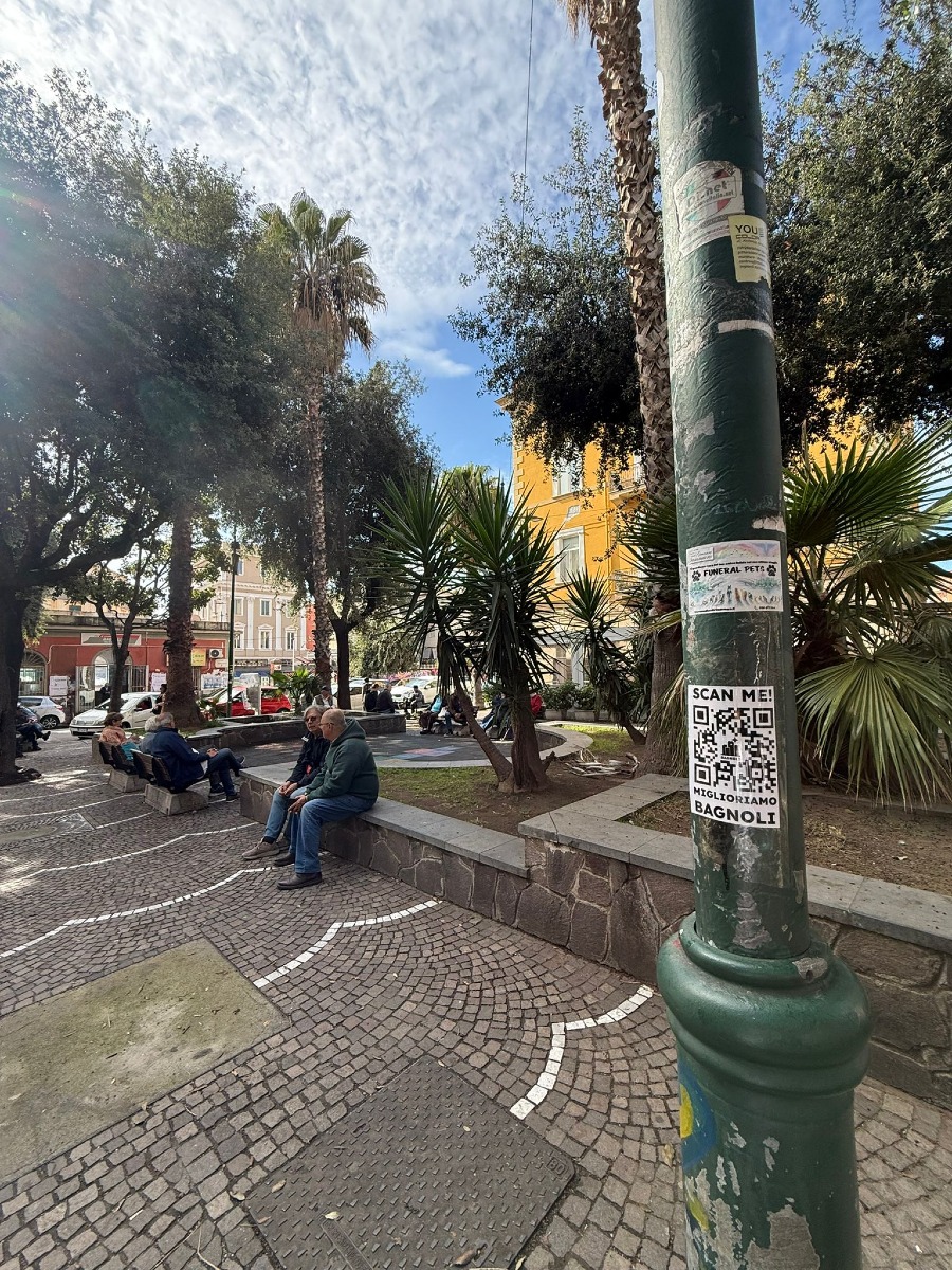 QR code posto in una delle piazze principali del quartiere