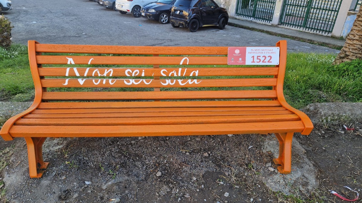 Inaugurata la Panchina arancione contro la violenza di genere davanti le scuole cittadine  - 