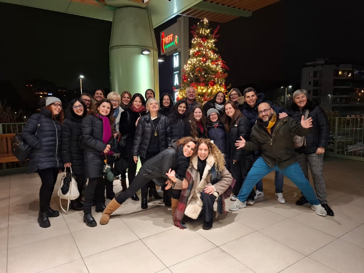 Oltre i banchi: il cuore della “Salvo d’Acquisto” tra applausi e brindisi - 