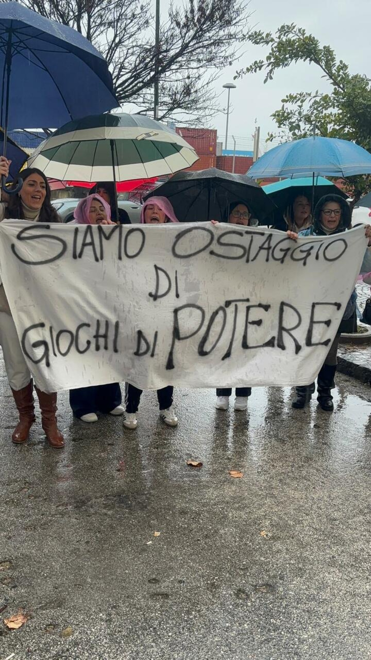Napoli, protesta di genitori e insegnanti all’Istituto “Alberto Mario” contro la dirigente scolastica - 