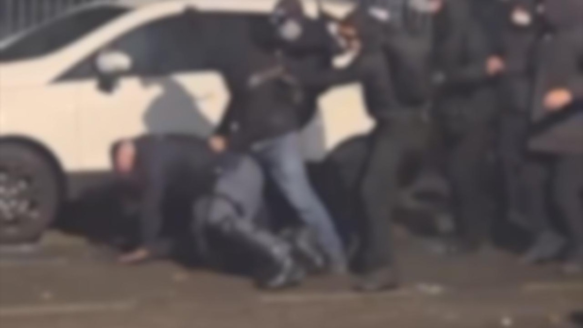 Torino, aggressione a un agente durante il corteo per Askatasuna - 