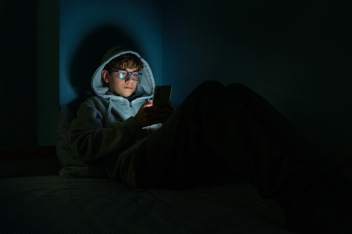 Cosa spinge gli adolescenti a innamorarsi di una IA emotiva. La poderosa ricerca di “Fondazione Carolina” - 