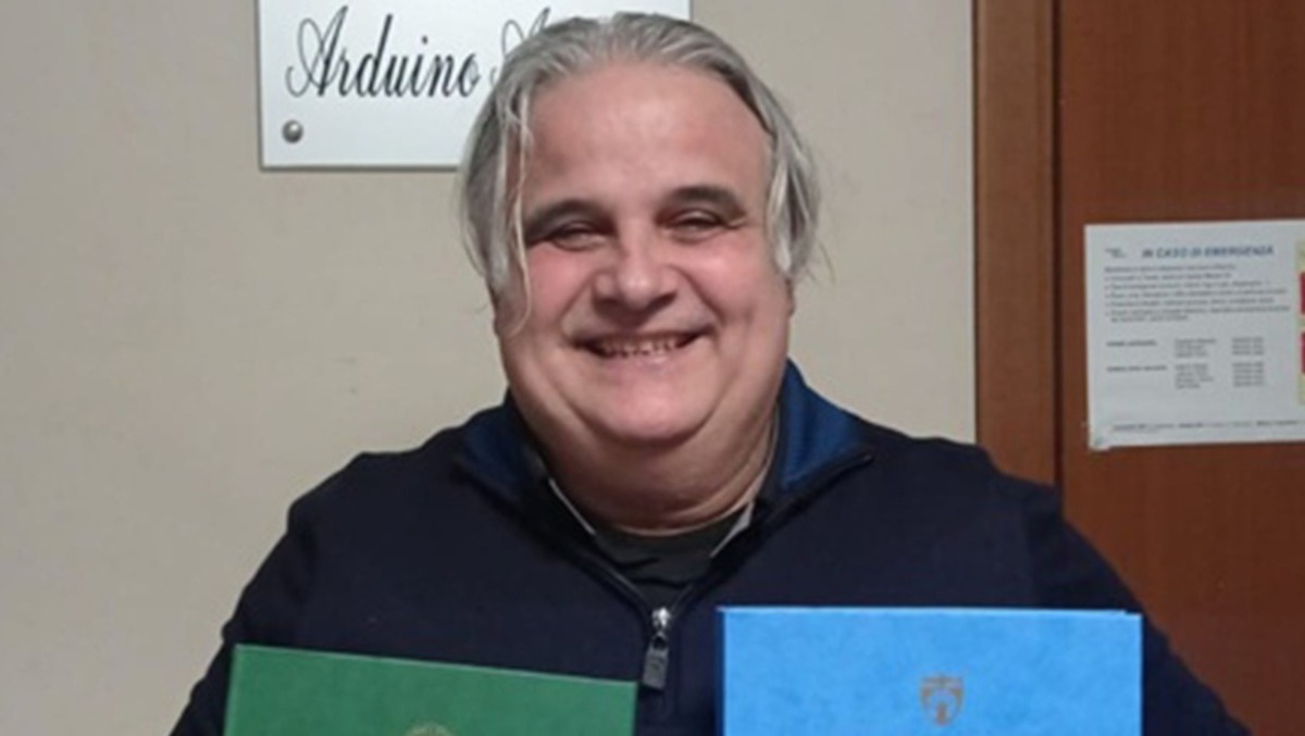 Il professore delle dodici lauree: una storia di studio e perseveranza - 