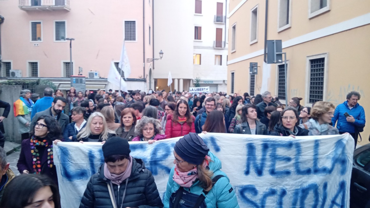 A Vicenza centinaia di docenti, studenti e genitori in piazza per la scuola pubblica - 