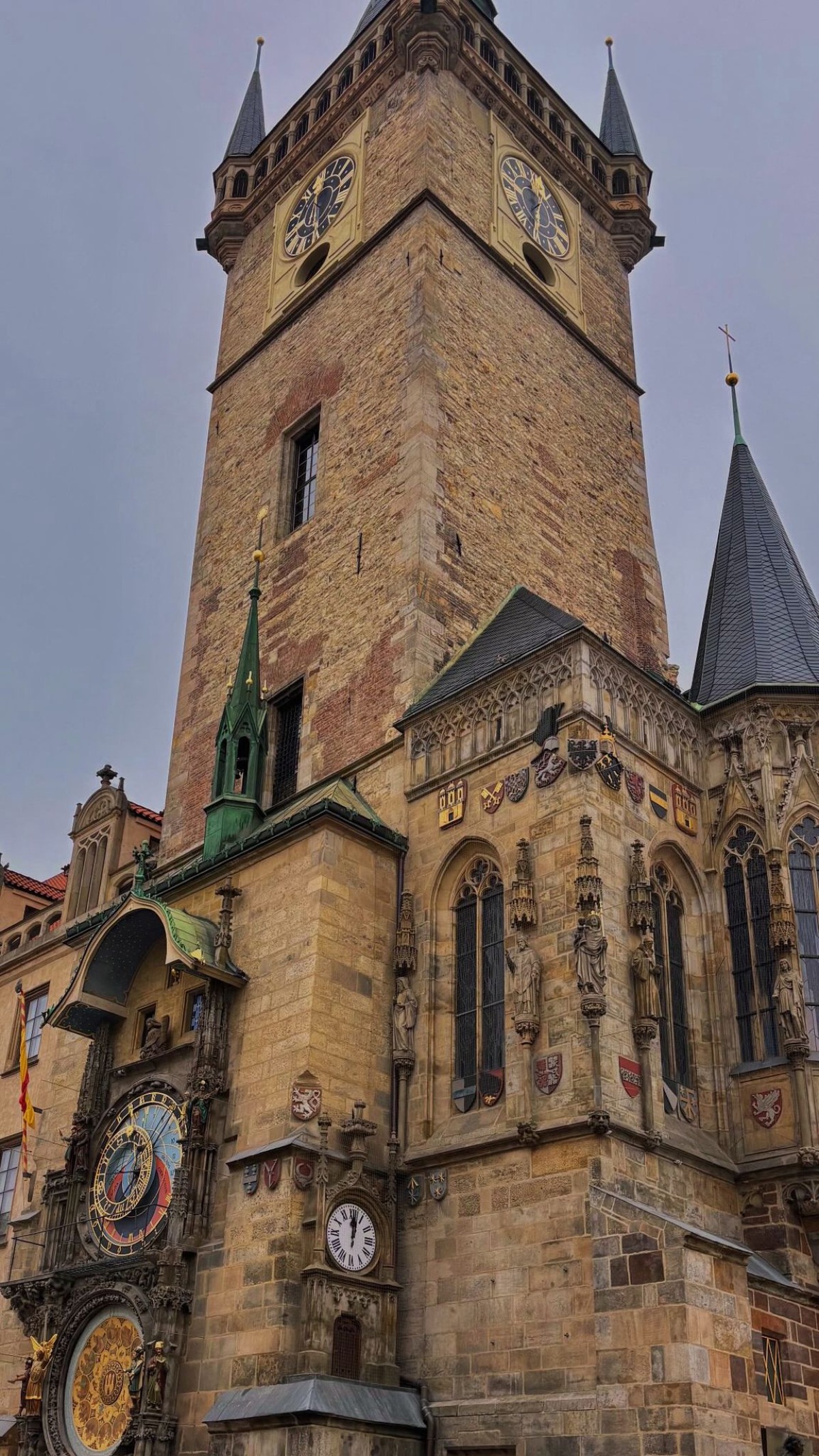 Praga, la città che ricorda il tempo e la fragilità umana - 