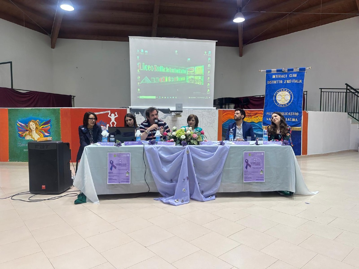 Grande partecipazione degli studenti al Liceo Lombardi - Satriani di Mesoraca (KR) per “Oltre lo specchio” - 