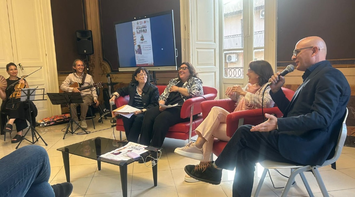 Dalla letteratura al Web Magazine: la cultura che unisce generazioni nel segno di Antonietta Vincenzo Pagine e musica a Palazzo Nicotera - 