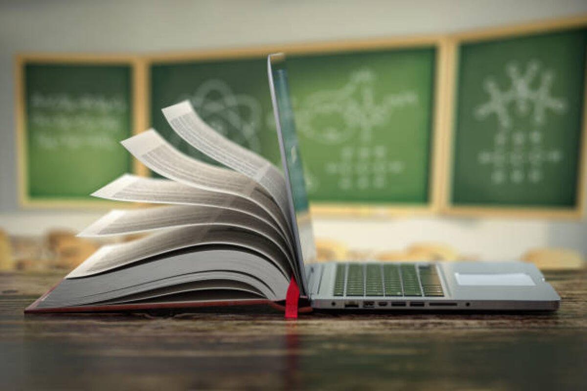 Accordo MIM-Sindacati: Collegi Docenti online, la tecnologia al servizio della scuola per un lavoro docente più sostenibile - E-learning online education or internet  encyclopedia concept. Open laptop and book compilation in a classroom. 3d illustration