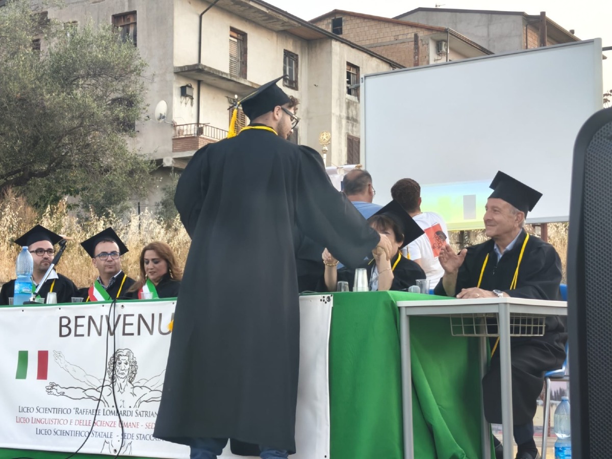 Petilia Policastro celebra i suoi diplomati: una serata di emozioni, talento e valori al Liceo "Raffaele Lombardi Satriani" - 
